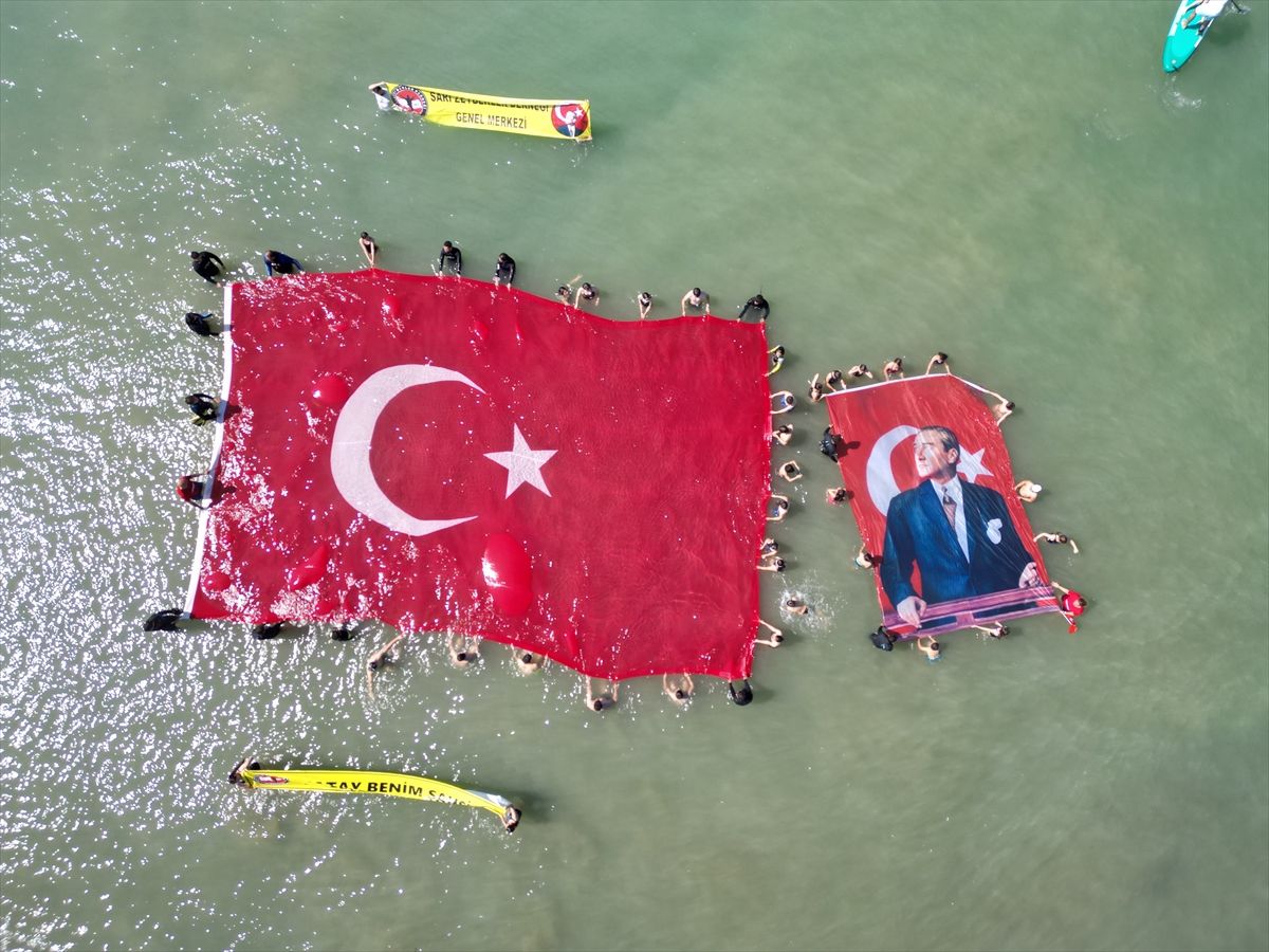 Arsuz'da 19 Mayıs coşkusu: Denizde 138 metrekarelik Türk bayrağı açıldı