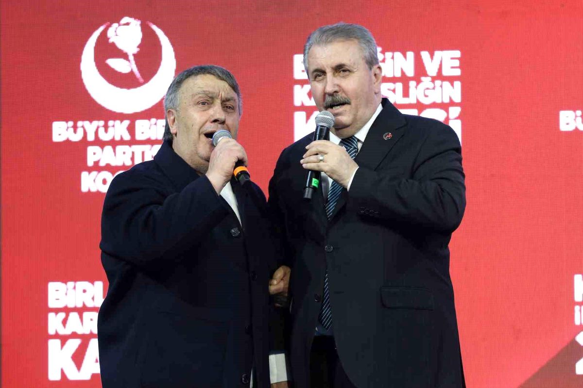 BBP Genel Başkanı Destici, Kocaeli'deki kongrede İsmail Türüt ile sahneye çıkıp türkü söyledi