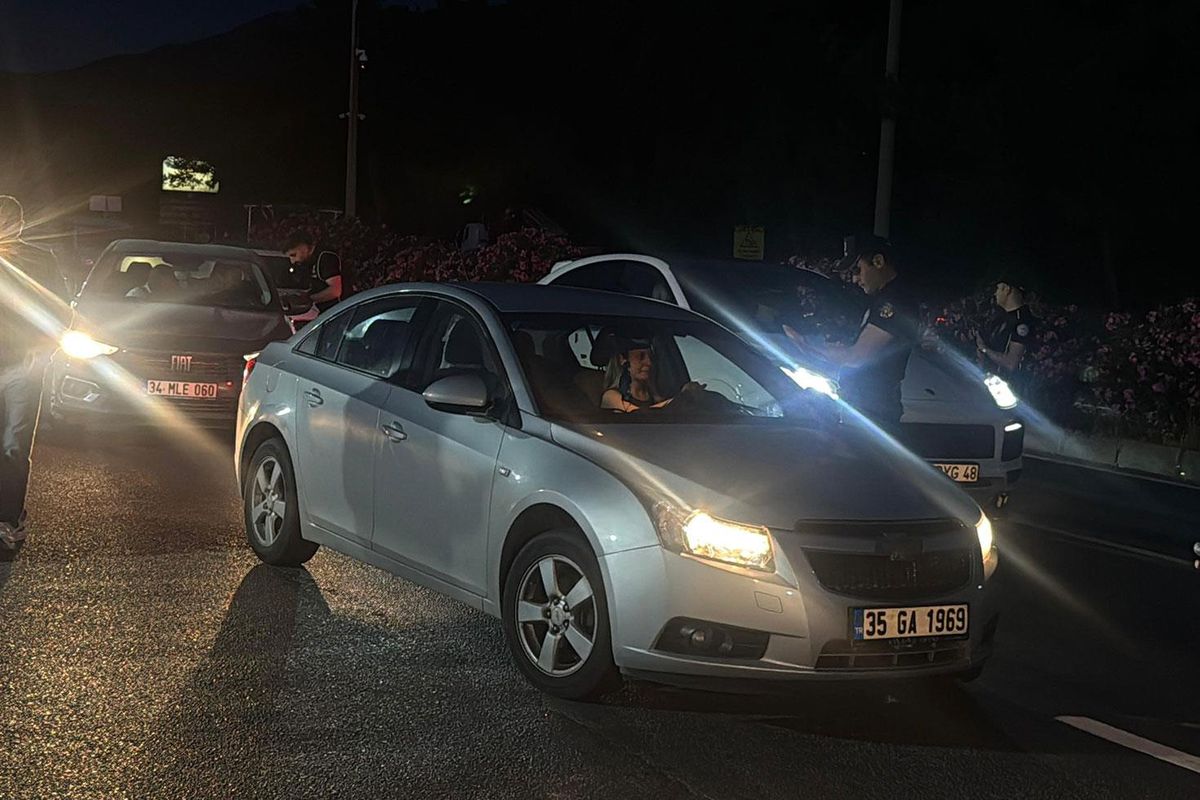 Bodrum girişinde bayram yoğunluğu: Polis ekiplerinden sıkı denetim