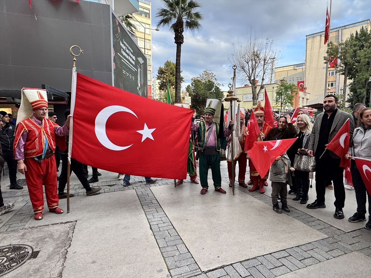 Gaziantep'teki 23 Nisan töreninde çocuklara sırtını dönenlere "mehterli yürüyüş"le tepki