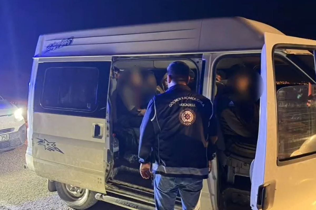 Hatay'da Minibüste Kaçak Göçmen Operasyonu: 14 Göçmen ve 1 Organizatör Yakalandı