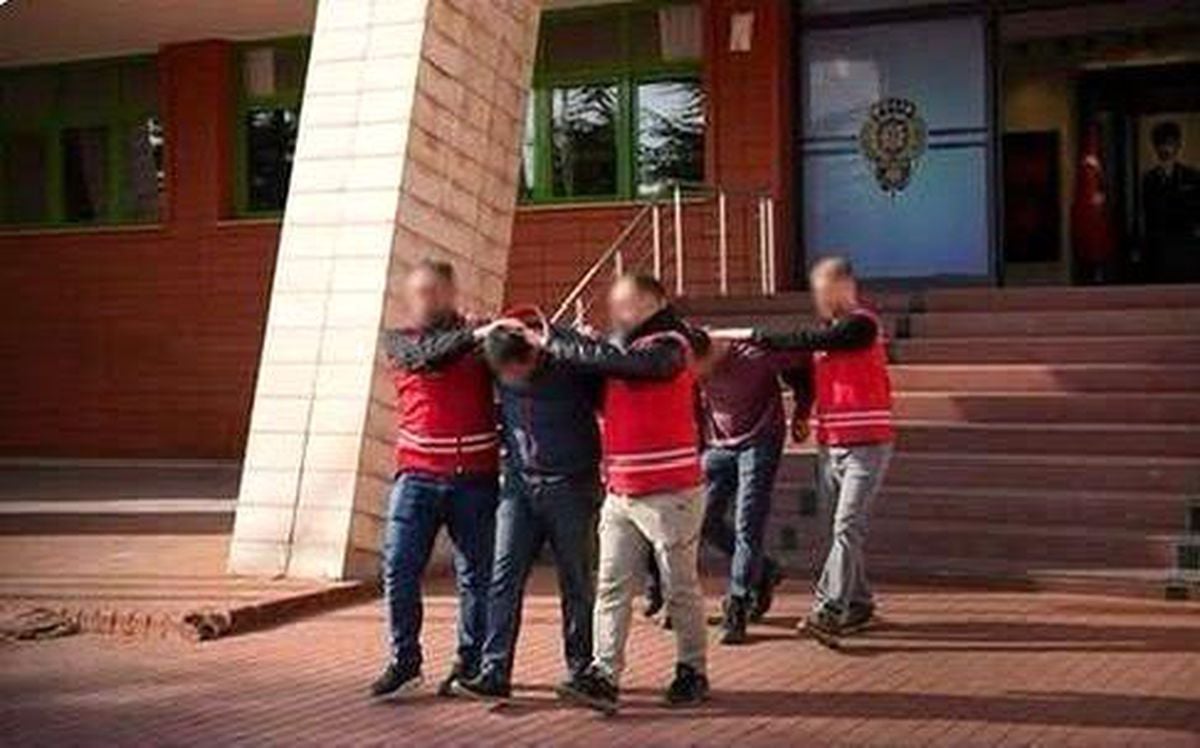 Isparta'da Sosyal Medyadan 1 Milyon TL Dolandıran 2 Şüpheli Altın Aldıkları Parayla Yakalandı