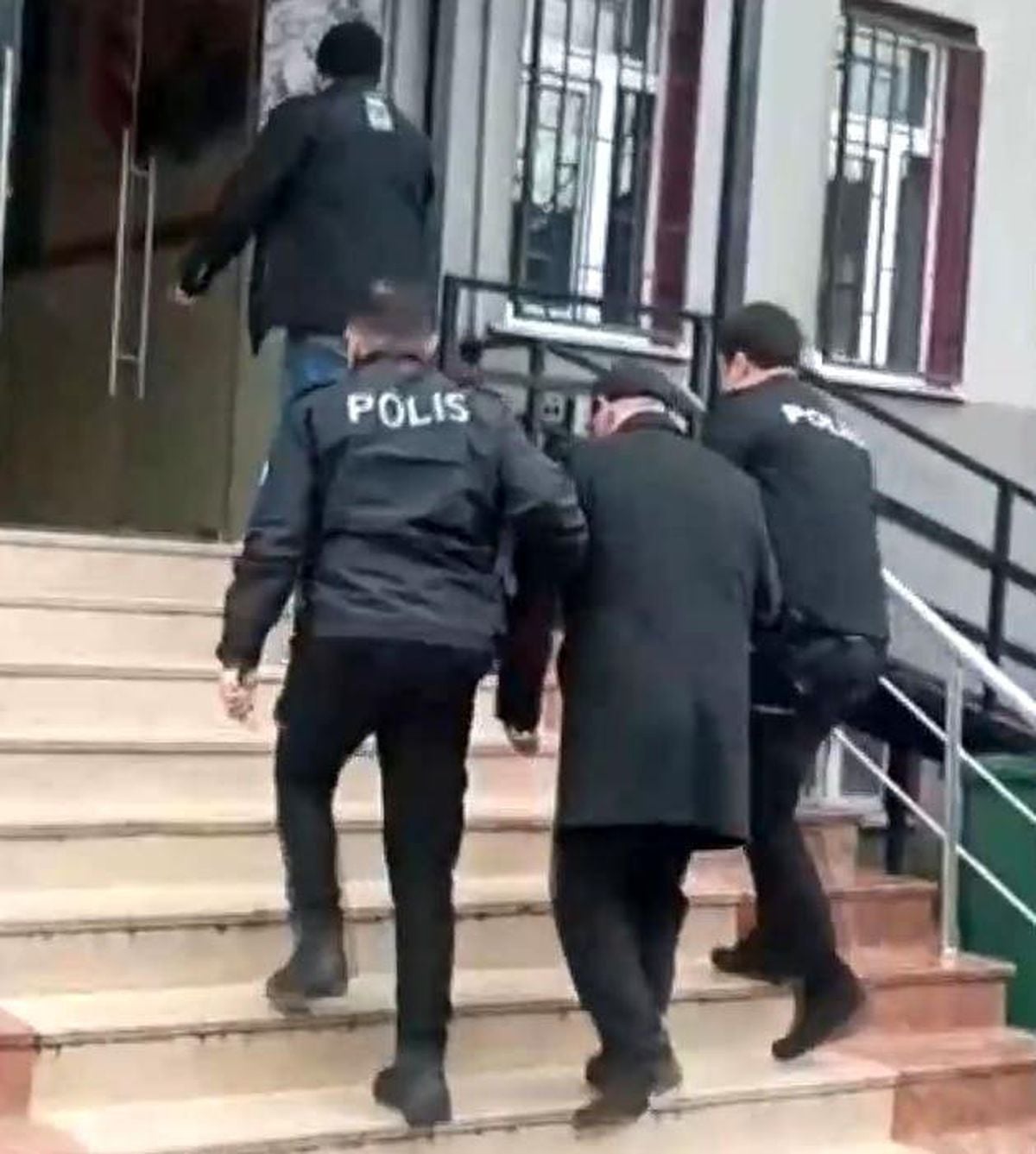 İstanbul'da aranan iki firari yakalandı