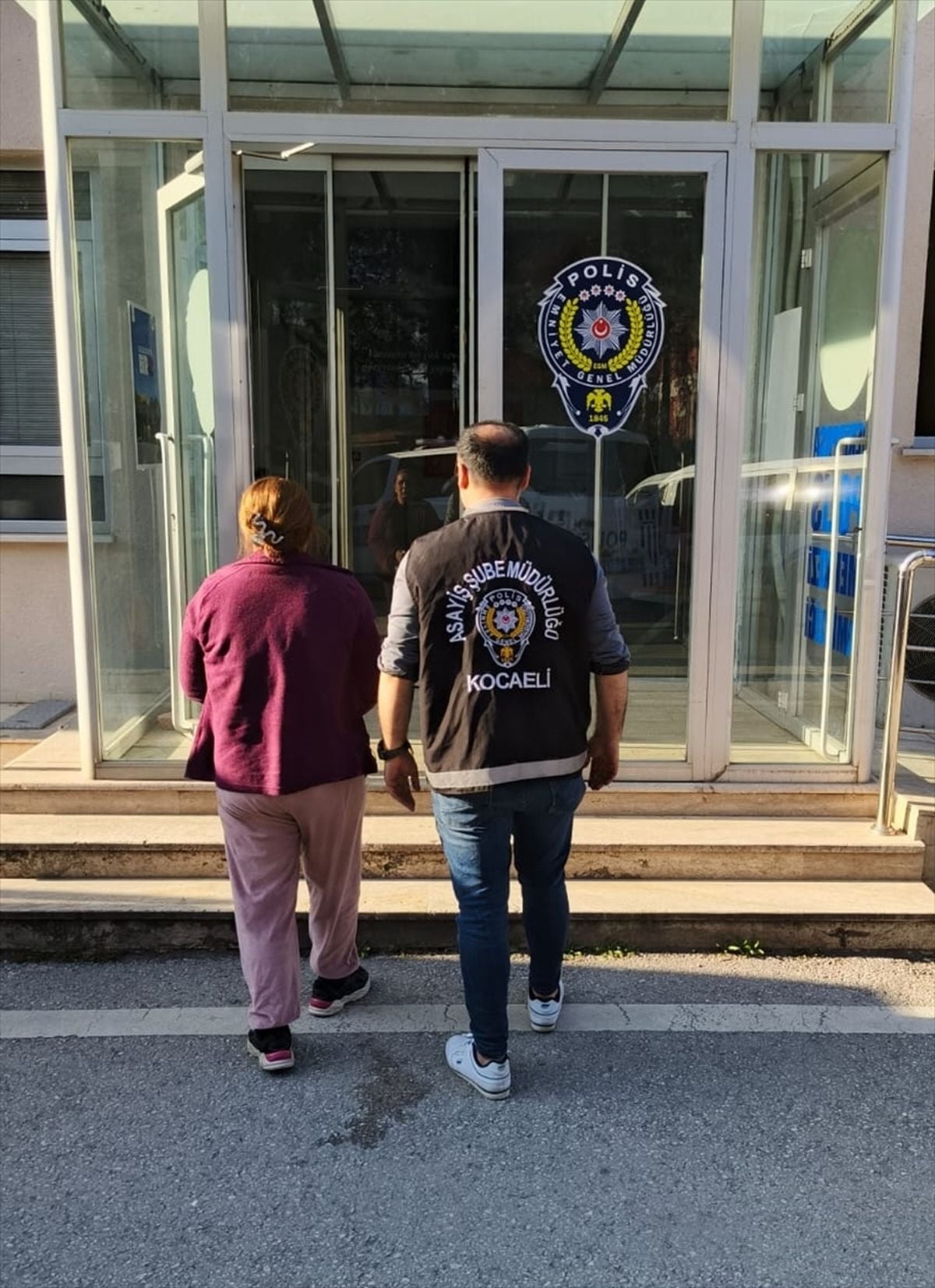 Kocaeli'de firari hükümlü saklandığı evdeki gizli bölmede yakalandı